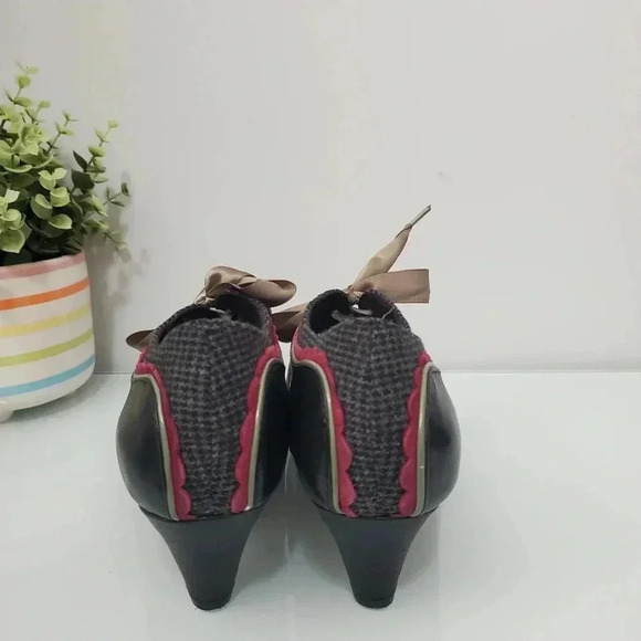 Poetic license Victorian leather and wool heel booties with ribbon laces. Size 8 - Picture 5 of 8